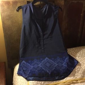 Old Navy sleeveless blouse. Polyester with a tapestry print on bottom.